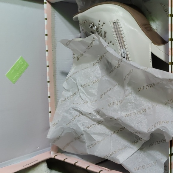 Shoes - Picture 5 of 6